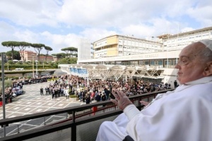 papież Franciszek na balkonie gemelli